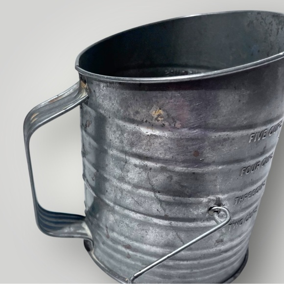 Antique Bromwell Measuring Sifter - 5 Cups - Picture 8 of 14